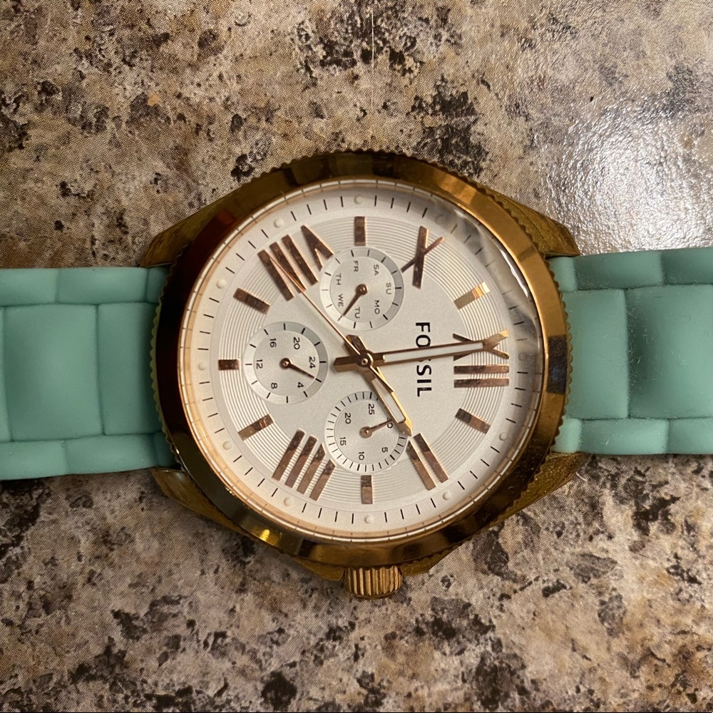 Women’s Fossil watch with 2 silicone bands
